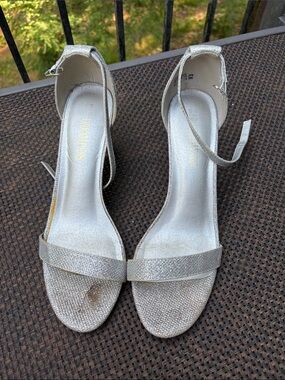 Dream Pairs Silver Sparkle Ankle-Strap Women’s Sandals sz 9.5 *